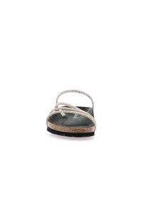 Sandal flat con fibbie incrociate in glitter, soletta in sughero e suola in gomma nera. Il design della sandal è aperto davanti.
