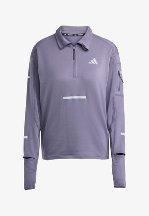 Haut de course à manches longues violet clair avec col zippé, présentant des rayures blanches réfléchissantes et une poche zippée sur la manche gauche.