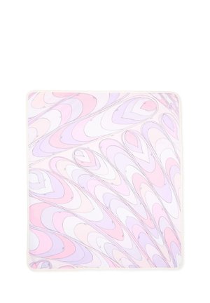 Jedwabny szal z wirującym abstrakcyjnym wzorem w pastelowych kolorach różu, lawendy i bieli, w kształcie kwadratu.