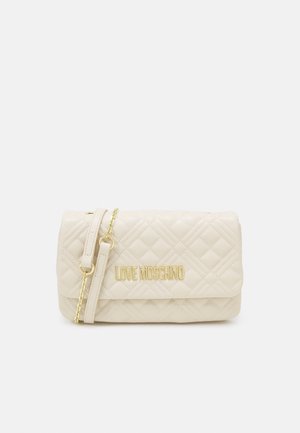 Beżowa pikowana torba na ramię z paskiem z złotym łańcuszkiem i "LOVE MOSCHINO" złotymi literami na przedniej klapie.