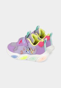 Zapatillas de niño moradas con parte superior de malla y sintético, con gráficos de notas musicales y suela translúcida con acentos coloridos.