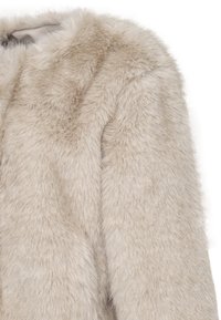 Giacca in pelliccia ecologica color beige chiaro, caratterizzata da una texture morbida e un collo rotondo. Il tessuto presenta una finitura soffice e pelosa.