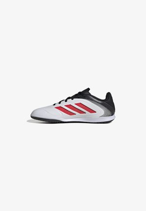 Witte sportieve schoen met zwarte accenten en een rood gestreept ontwerp. Heeft een gladde bovenkant, een ronde neus en een gestructureerde zwarte zool voor grip.