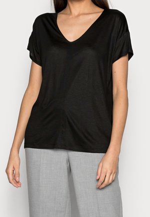 Zwarte V-hals T-shirt met korte opgerolde mouwen, gemaakt van zachte, lichte stof. Heeft een relaxed fit en subtiele stikseldetails.