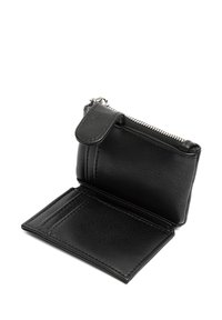 Portafoglio in pelle nera con tasca per monete con zip e chiusura a scatto. L'interno presenta slot per carte e una texture liscia.