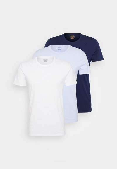 Tri kratke majice: ena bela, ena svetlo modra in ena temno modra. Vse so izdelane iz bombaža, imajo okrogle ovratnike in gladko teksturo.