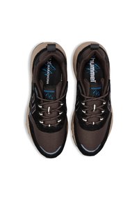 Donkerbruine sneakers met een bovenwerk van textuurstof, zwarte accenten, een gewatteerde kraag en witte veters. Voorzien van een blauw logo en een bruine rubberen zool.