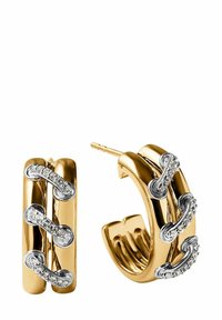 Los pendientes de aro dorados presentan un diseño robusto con acentos plateados entrelazados, adornados con pequeñas piedras transparentes a lo largo de los bordes.