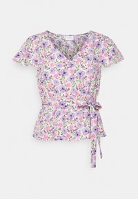 Blusa floral com decote em V, mangas curtas com babados e cintura cintada. Apresenta flores roxas e cor-de-rosa sobre um fundo claro. Material em mistura de algodão.