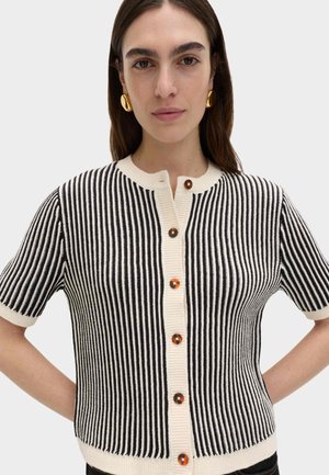 Zwart-wit gestreepte cardigan met korte mouwen en een ronde halslijn, voorzien van grote bruine knopen en een geribbelde textuur langs de randen.