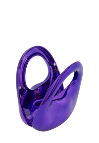 Lila műanyag tárgy sima, fényes felülettel és két hurkolt fogantyúval. Kerek alappal és enyhén ívelt kialakítással rendelkezik.