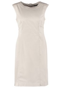 Ärmlös ljusbeige klänning i ett mjukt tyg, med rund halsringning, sidsömmar och en rak silhuett. Enkel och elegant design.