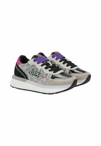 Sneakers met een grijs suède bovenwerk, zwarte accenten en een glinsterend zilveren zijpaneel. Voorzien van paarse veters en een witte tussenzool.
