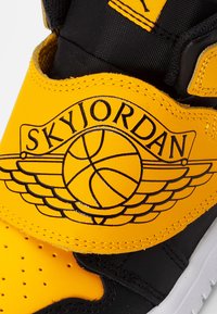 Jordan SKY JORDAN 1 - Sapatilhas - black/univ gold-white