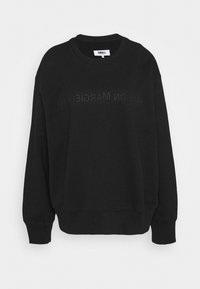 Černá mikina vyrobená z bavlněné směsi, s kulatým výstřihem a spadloumi rameny. Na přední straně se nachází embosované logo s hladkou texturou.