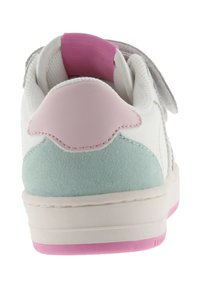 Baskets blanches avec un accent en daim rose et vert menthe au talon. Présente une sangle à boucle et une semelle texturée rose.