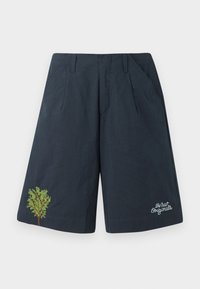 Marineblauwe shorts van lichtgewicht stof, met een groene geborduurde boomontwerp en een wit scriptlogo rechtsonder.