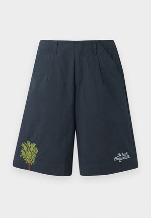 Jūras zila šorti, izgatavoti no viegla auduma, ar zaļu izšūtu koku dizainu un baltu skriptu logotipu apakšējā labajā stūrī.