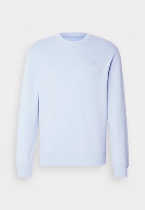 Svetlo modra mikica, okrogli izrez, dolgi rokavi, ribani manšeti in spodnji rob, z majhnim embosiranim logotipom na prsih. Narejena iz mehkega materiala.