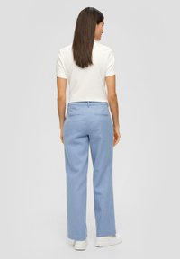 s.Oliver REGULAR BUSINESS  - Stoffhose - blassblau