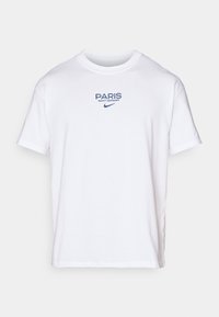 Hvid bomulds t-shirt med blåt broderet tekst "PARIS SAINT-GERMAIN" og Nike-logo på fronten. Klassisk rund hals og korte ærmer.