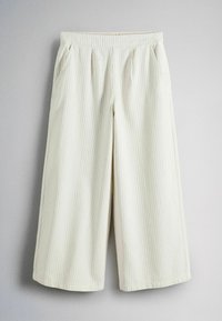 Pantaloni albi cu croială largă, cu dungi verticale subțiri, talie elastică și buzunare laterale, expuși pe un fundal gri deschis.