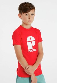 Raudona trumpomis rankovėmis rash guard marškiniai su apvaliu kaklu, turintys ryškų baltą "PROTEST" logotipą ir grafini elementą. Lygus, elastingas audinys.