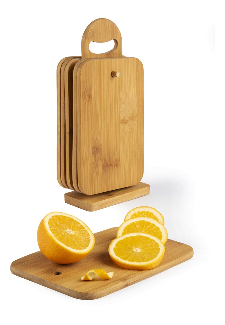 Des planches à découper en bambou empilées verticalement. Deux oranges tranchées sur une planche à découper plate, l'une avec un zeste enroulé. Fini lisse et naturel.