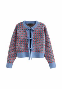 Modrý kardigán s červeným vzorom jahôd, s rebrovými manžetami a lemom, má štyri predné mašle na zapínanie.