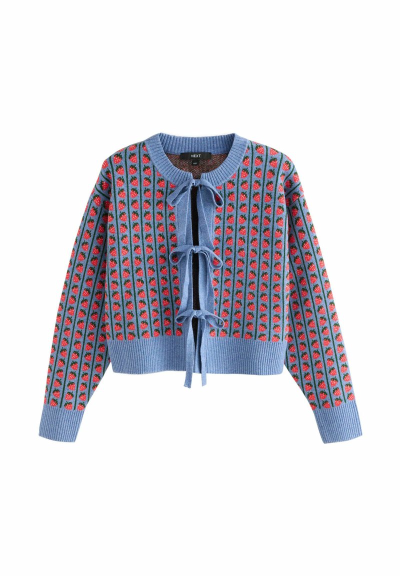 Modrý kardigán s červeným vzorom jahôd, s rebrovými manžetami a lemom, má štyri predné mašle na zapínanie.