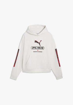Weißer Hoodie mit Fronttasche, Puma-Logo und Text mittig auf der Brust sowie roten grafischen Designs auf beiden Ärmeln.