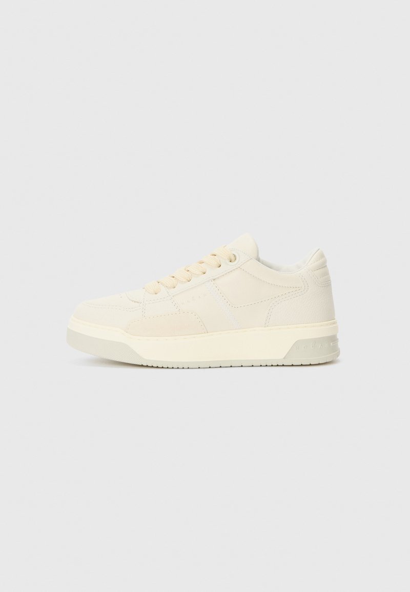 Crème leren sneaker met een gestructureerde afwerking, ronde neus, vetersluiting en een dikke rubberen zool, voorzien van subtiele branding aan de zijkant.