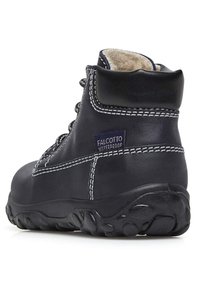 Stivale da caviglia impermeabile nero con suola testurizzata, cuciture bianche a contrasto, fodera morbida e una patta etichettata con "Falcotto Waterproof".