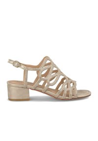 Sandalo beige con tacco, dotato di cinturini incrociati, arricchito da accentuazioni metalliche, punta tonda e tacco basso per una maggiore stabilità.