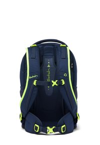 Zaino blu navy con pannello posteriore in rete, dettagli in verde lime, spallacci regolabili e fibbie; presenta una costruzione in tessuto resistente.