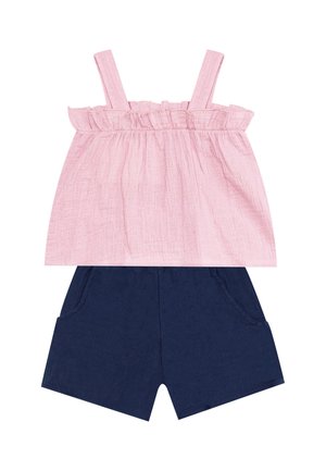 Top rosa senza maniche con volant e spalline, abbinato a pantaloncini blu scuro, distesi su sfondo bianco.