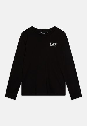 T-shirt a maniche lunghe nera realizzata in morbido cotone, con un discreto logo EA7 bianco sul lato sinistro del petto. Girocollo, vestibilità standard.