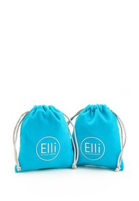 Dva tirkizna platnena ruksaka sa žicom, na kojima se nalazi bijeli kružni logo s natpisima "Elli" i "by Julie & Grace".