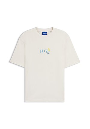 Off-white kortærmet t-shirt med teksten "HUGO" og en lille tropisk drik i blå og gul, placeret midt på brystet.
