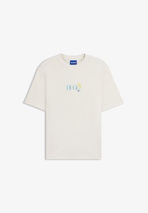Off-white kortærmet t-shirt med teksten "HUGO" og en lille tropisk drik i blå og gul, placeret midt på brystet.