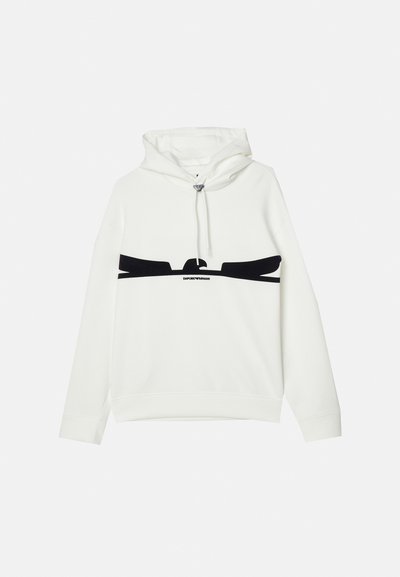 Felpa bianca con cappuccio e tasca a marsupio, caratterizzata da una grafica nera sulla parte anteriore e un cordoncino in metallo.