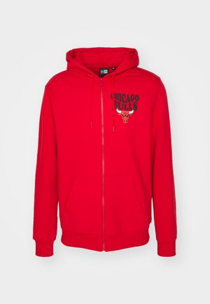 Roter Reißverschluss-Hoodie aus Baumwolle mit einer vorderen Kängurutasche, versehen mit einem großen schwarzen "Chicago Bulls"-Logo und einer Bullen-Grafik auf der Brust.