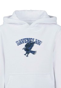 Hvid hoodie med et blåt "RAVENCLAW" grafisk motiv og et detaljeret ravne-design. Blødt materiale med en frontlomme og hætte med snore.