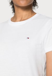 Tommy Hilfiger HERITAGE CREW NECK TEE - T-Shirt basic - classic white