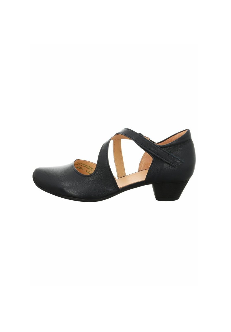 Scarpa in pelle nera con punta arrotondata, tacco basso e design a cinturino incrociato. Presenta una superficie liscia e dettagli laterali ritagliati per la traspirabilità.