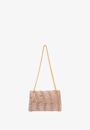 Vaaleanpunainen helmikoristeltu käsilaukku, jossa on ketjusuojus, karhea pinta, metalliset yksityiskohdat ja laskostettu kannen suunnittelu.