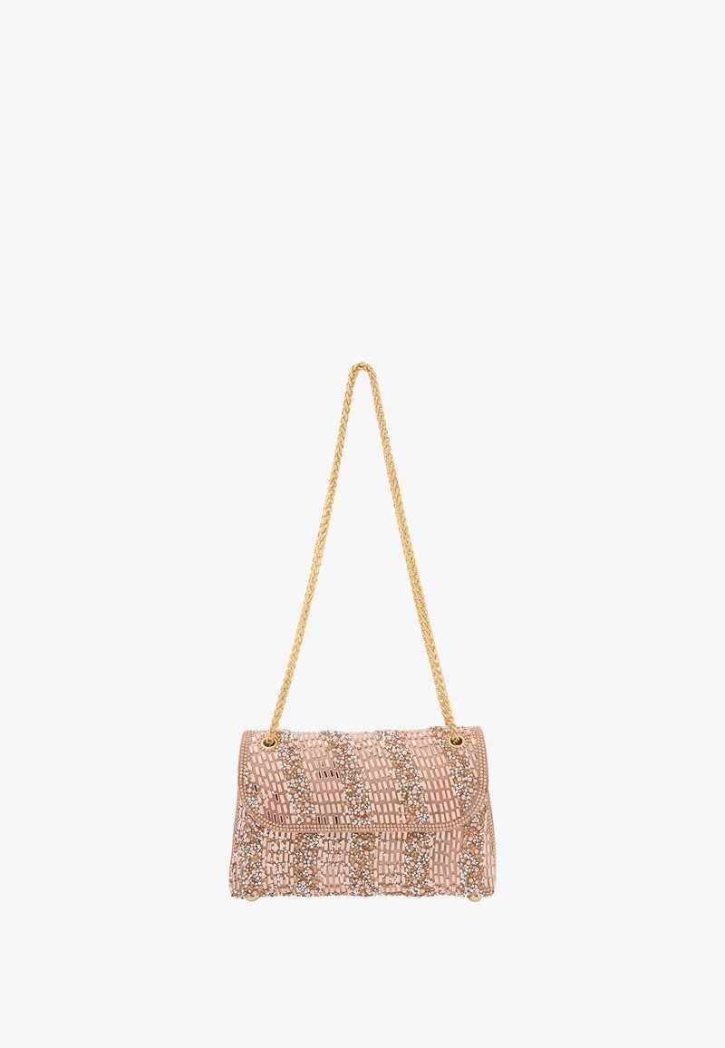 Růžová kabelka s korálky a řetízkovým popruhem, s texturovaným povrchem, kovovými akcenty a designem sklápěcí klapky.