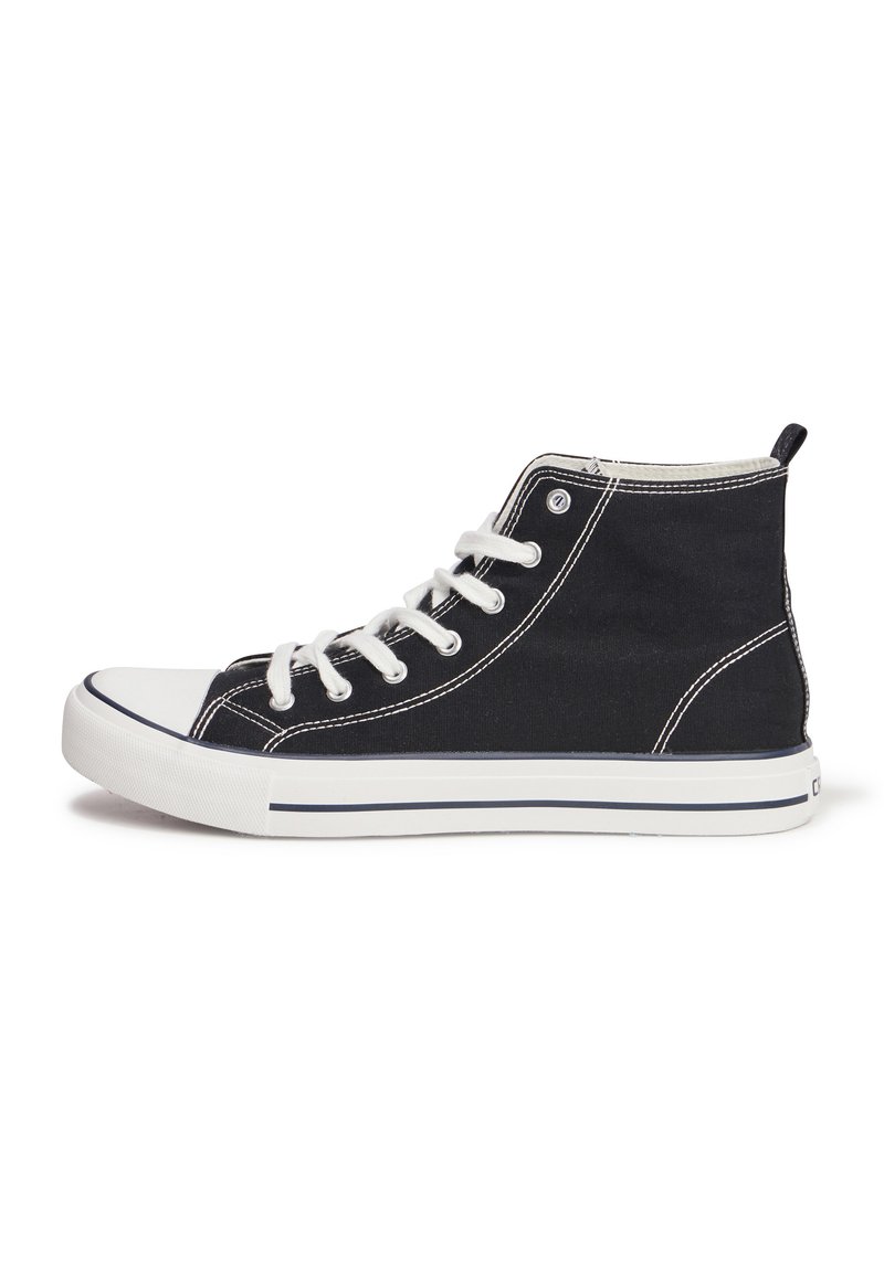 Zapatilla alta de lienzo negra con acentos blancos, puntera de goma y cordones blancos. Presenta costuras blancas y una suela a rayas en color navy.
