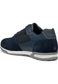Sneaker blu navy con pannelli in suede e mesh, suola in gomma grigia, dettagli testurizzati e tallone rinforzato. Design semplice con lacci.