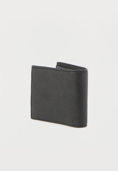 Μαύρο δίδυμο πορτοφόλι από υφή συνθετικό υλικό. Διαθέτει καθαρές γραμμές, ομαλές άκρες και δεν έχει ορατό εξοπλισμό ή διακοσμητικά στοιχεία.